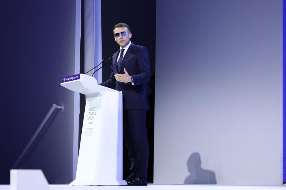 Președinția Franceză vinde online ochelari de soare în stil „Top Gun” cum a purtat Macron. Cât costă și ce brand de nișă îi produce 1042366