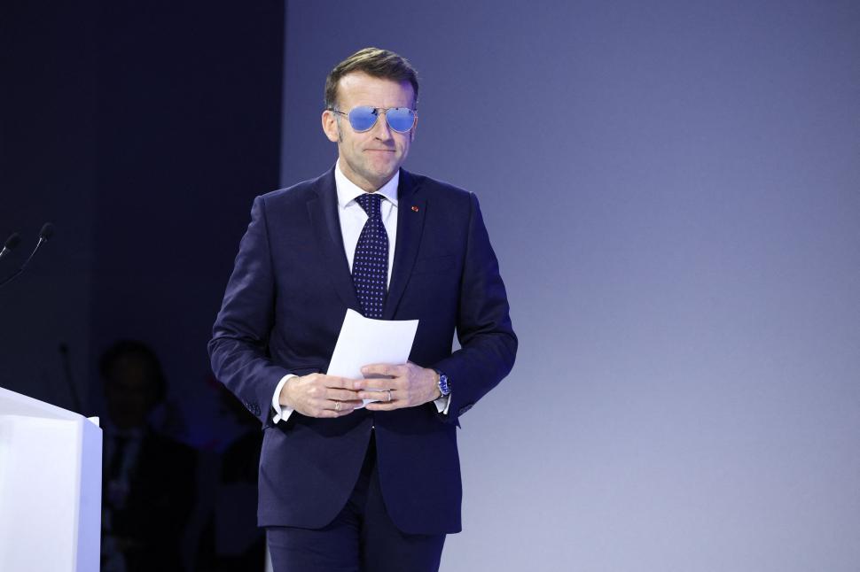 Președinția Franceză vinde online ochelari de soare în stil „Top Gun” cum a purtat Macron. Cât costă și ce brand de nișă îi produce 1042367