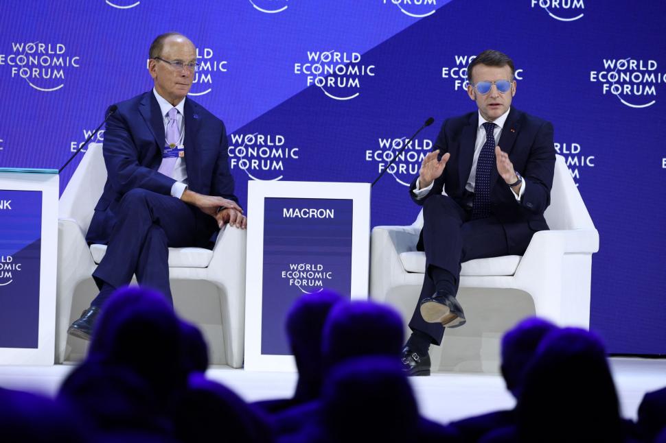 Președinția Franceză vinde online ochelari de soare în stil „Top Gun” cum a purtat Macron. Cât costă și ce brand de nișă îi produce 1042368