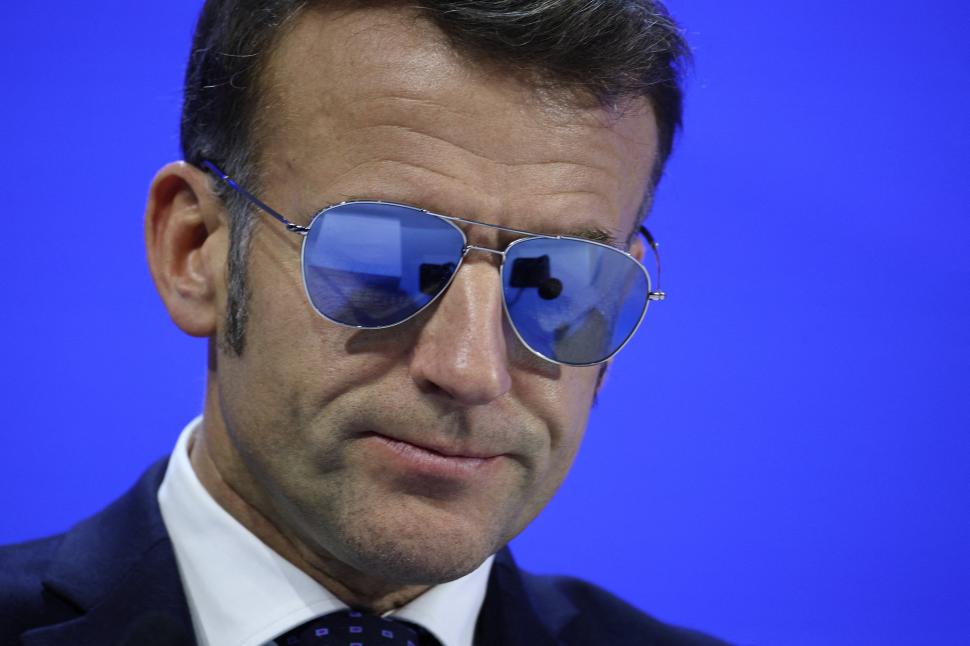 Președinția Franceză vinde online ochelari de soare în stil „Top Gun” cum a purtat Macron. Cât costă și ce brand de nișă îi produce 1042370