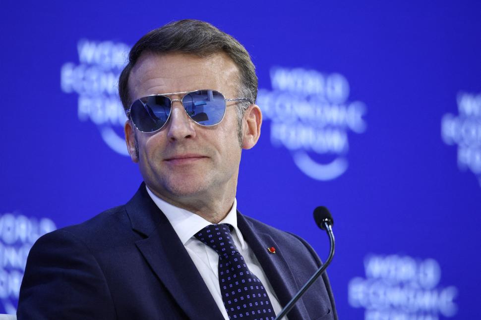 Președinția Franceză vinde online ochelari de soare în stil „Top Gun” cum a purtat Macron. Cât costă și ce brand de nișă îi produce 1042372