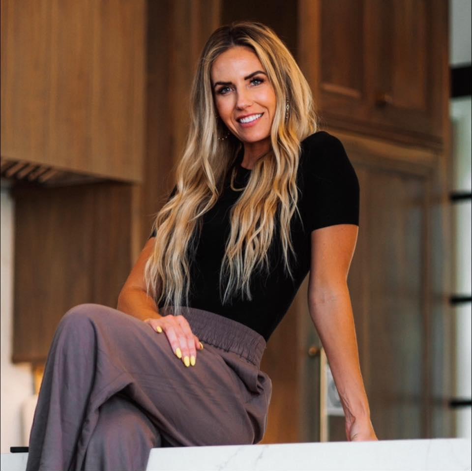 Un magnat imobiliar căsătorit i-ar fi oferit milioane de dolari unei subalterne ca să-și părăsească soțul. Dezvăluiri din proces 1042217