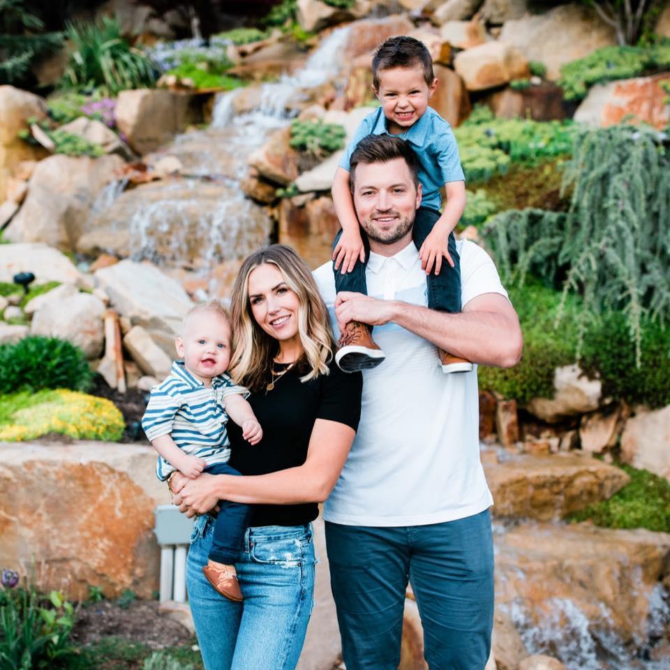 Un magnat imobiliar căsătorit i-ar fi oferit milioane de dolari unei subalterne ca să-și părăsească soțul. Dezvăluiri din proces 1042219