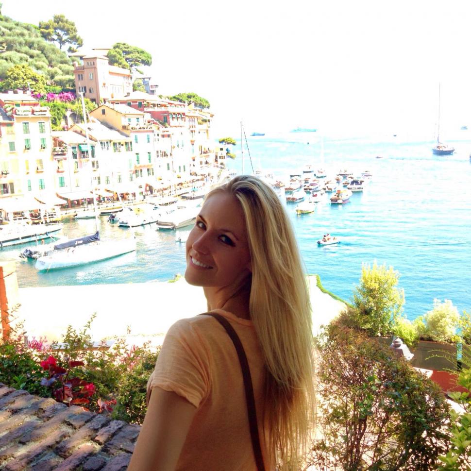 Un magnat imobiliar căsătorit i-ar fi oferit milioane de dolari unei subalterne ca să-și părăsească soțul. Dezvăluiri din proces 1042225