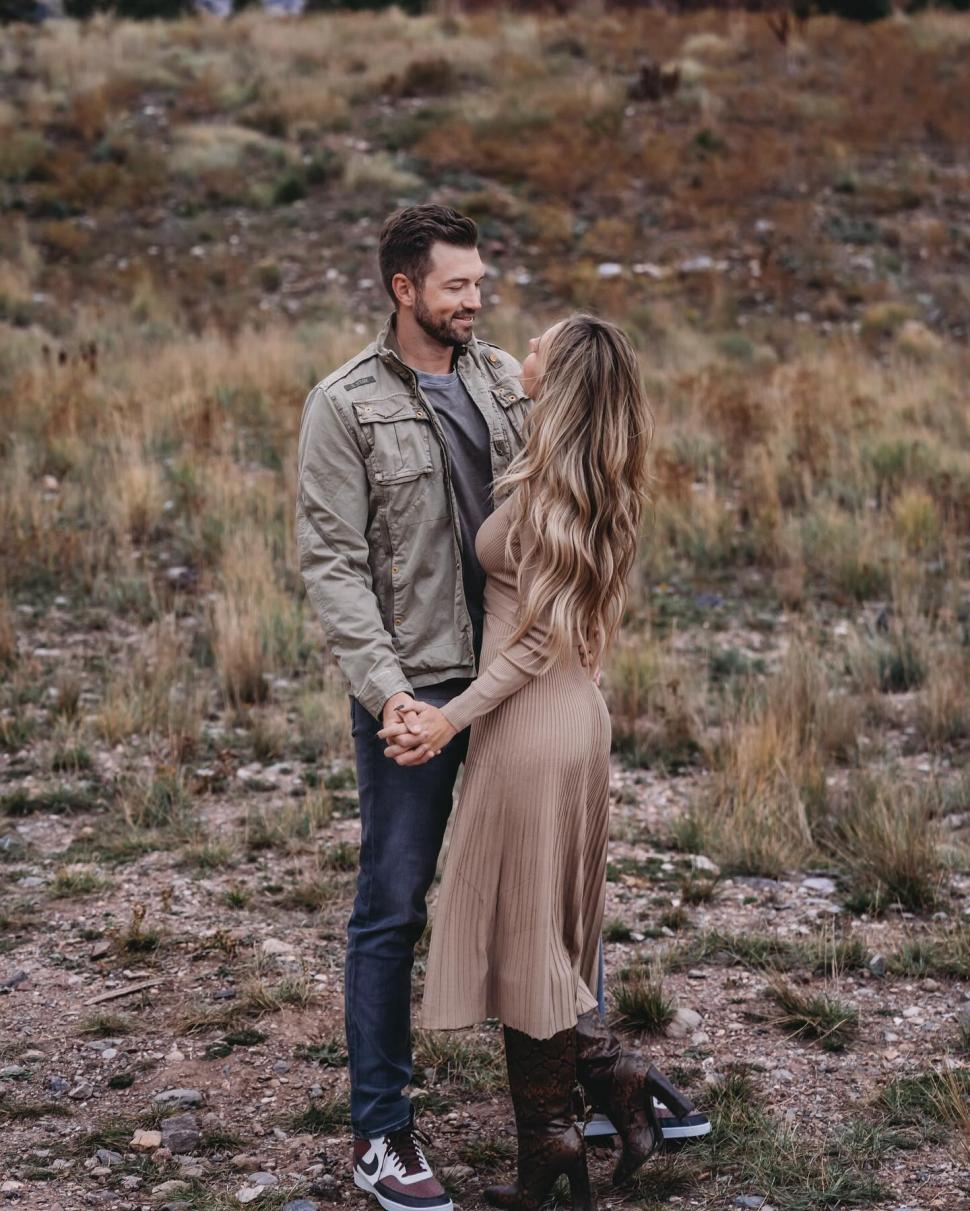 Un magnat imobiliar căsătorit i-ar fi oferit milioane de dolari unei subalterne ca să-și părăsească soțul. Dezvăluiri din proces 1042232