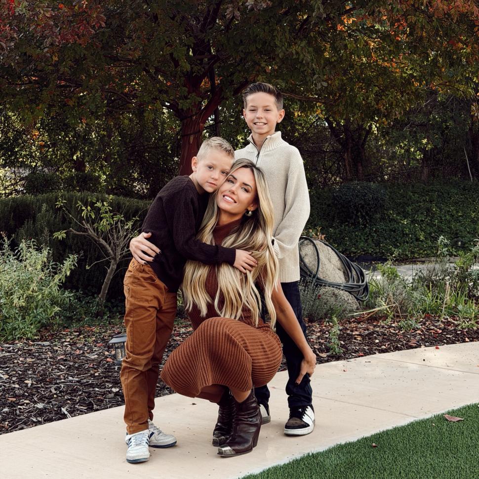 Un magnat imobiliar căsătorit i-ar fi oferit milioane de dolari unei subalterne ca să-și părăsească soțul. Dezvăluiri din proces 1042233