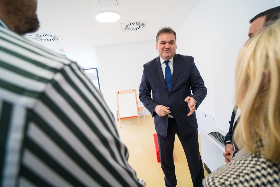 Cseke Attila a inaugurat o creşă construită la Lugoj: Acum sunt 3.220 de noi locuri în creșe, din totalul de 4.500 asumate în PNRR 1042581