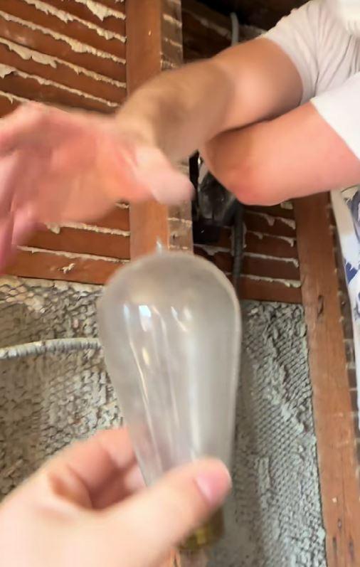 După un an de renovări, un cuplu a descoperit o colecţie bizară de obiecte ascunsă într-un perete al unei case vechi de 146 de ani 1041722