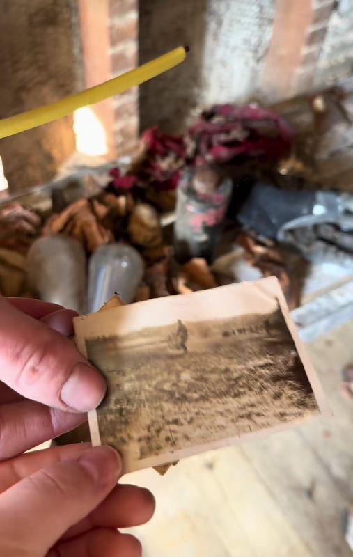 După un an de renovări, un cuplu a descoperit o colecţie bizară de obiecte ascunsă într-un perete al unei case vechi de 146 de ani 1041724