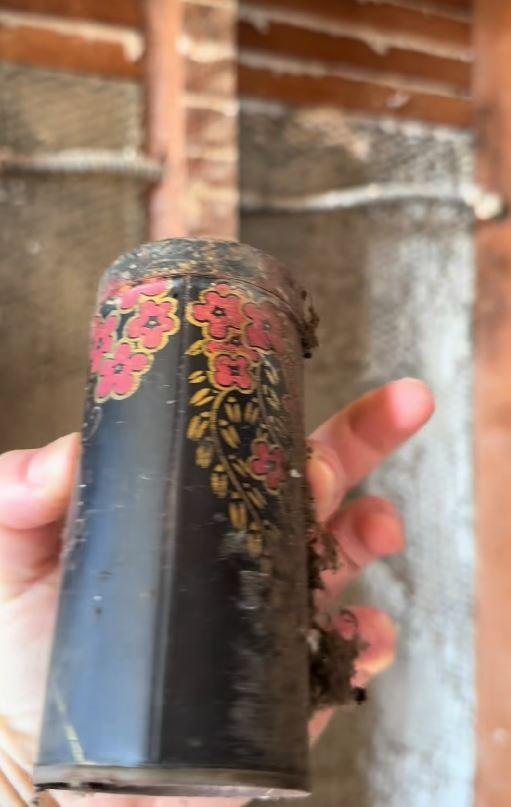 După un an de renovări, un cuplu a descoperit o colecţie bizară de obiecte ascunsă într-un perete al unei case vechi de 146 de ani 1041725