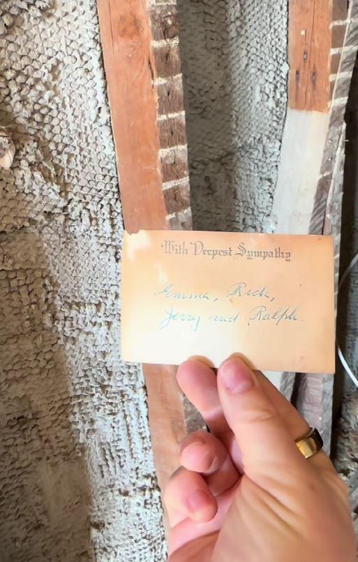 După un an de renovări, un cuplu a descoperit o colecţie bizară de obiecte ascunsă într-un perete al unei case vechi de 146 de ani 1041727