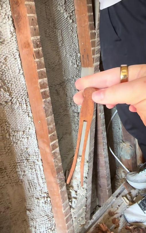 După un an de renovări, un cuplu a descoperit o colecţie bizară de obiecte ascunsă într-un perete al unei case vechi de 146 de ani 1041728