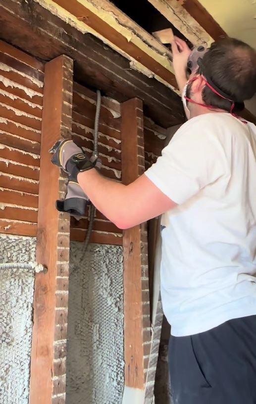 După un an de renovări, un cuplu a descoperit o colecţie bizară de obiecte ascunsă într-un perete al unei case vechi de 146 de ani 1041729