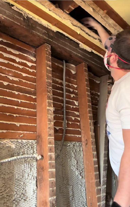 După un an de renovări, un cuplu a descoperit o colecţie bizară de obiecte ascunsă într-un perete al unei case vechi de 146 de ani 1041730