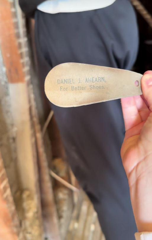 După un an de renovări, un cuplu a descoperit o colecţie bizară de obiecte ascunsă într-un perete al unei case vechi de 146 de ani 1041732