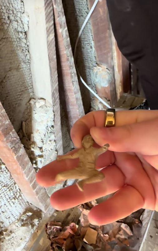 După un an de renovări, un cuplu a descoperit o colecţie bizară de obiecte ascunsă într-un perete al unei case vechi de 146 de ani 1041733