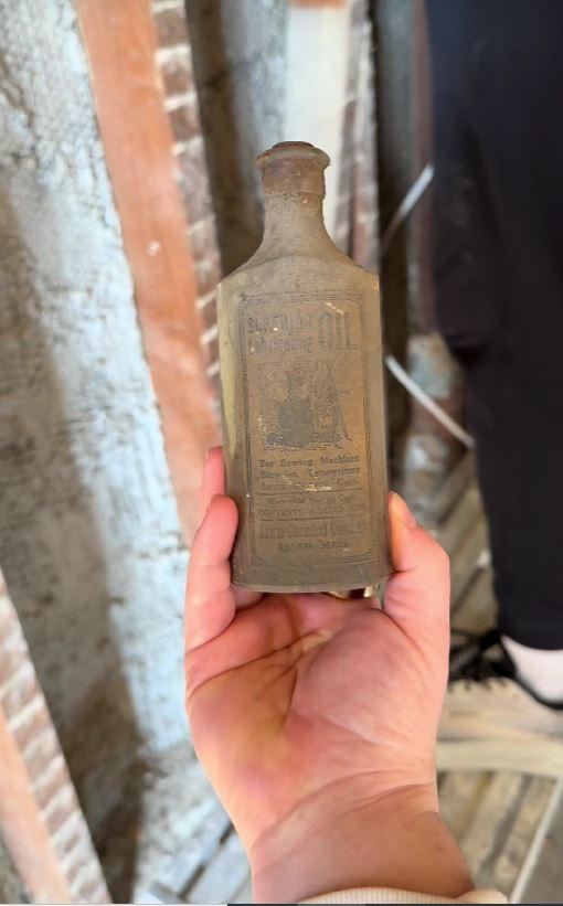 După un an de renovări, un cuplu a descoperit o colecţie bizară de obiecte ascunsă într-un perete al unei case vechi de 146 de ani 1041734