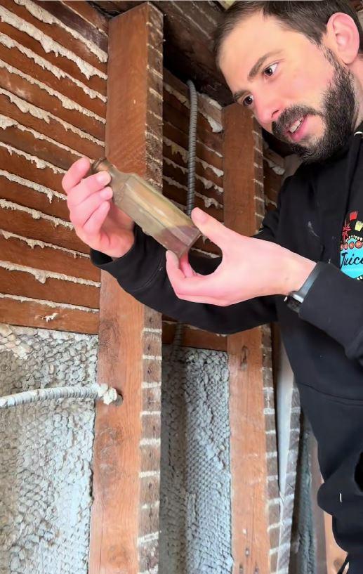 După un an de renovări, un cuplu a descoperit o colecţie bizară de obiecte ascunsă într-un perete al unei case vechi de 146 de ani 1041735