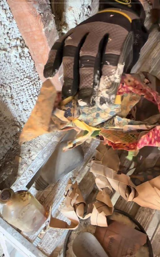 După un an de renovări, un cuplu a descoperit o colecţie bizară de obiecte ascunsă într-un perete al unei case vechi de 146 de ani 1041736