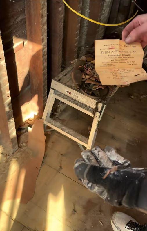 După un an de renovări, un cuplu a descoperit o colecţie bizară de obiecte ascunsă într-un perete al unei case vechi de 146 de ani 1041737