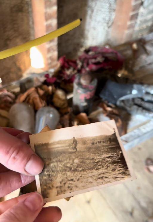 După un an de renovări, un cuplu a descoperit o colecţie bizară de obiecte ascunsă într-un perete al unei case vechi de 146 de ani 1041738