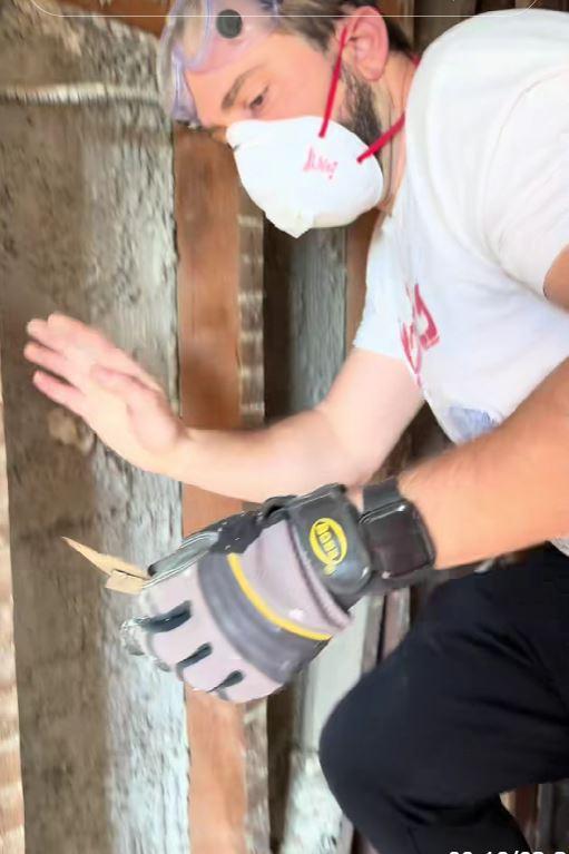 După un an de renovări, un cuplu a descoperit o colecţie bizară de obiecte ascunsă într-un perete al unei case vechi de 146 de ani 1041740