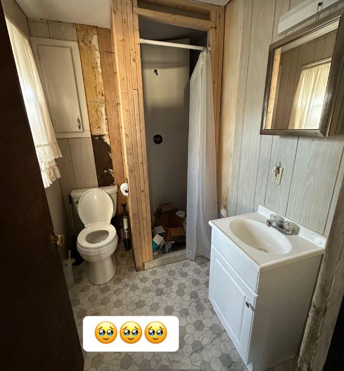 După un an de renovări, un cuplu a descoperit o colecţie bizară de obiecte ascunsă într-un perete al unei case vechi de 146 de ani 1041744