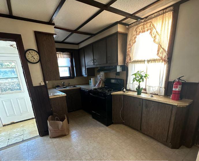 După un an de renovări, un cuplu a descoperit o colecţie bizară de obiecte ascunsă într-un perete al unei case vechi de 146 de ani 1041745