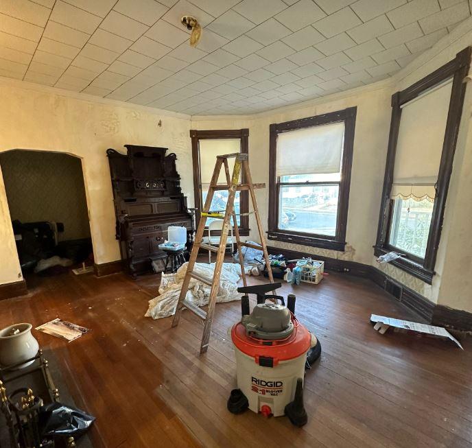 După un an de renovări, un cuplu a descoperit o colecţie bizară de obiecte ascunsă într-un perete al unei case vechi de 146 de ani 1041748