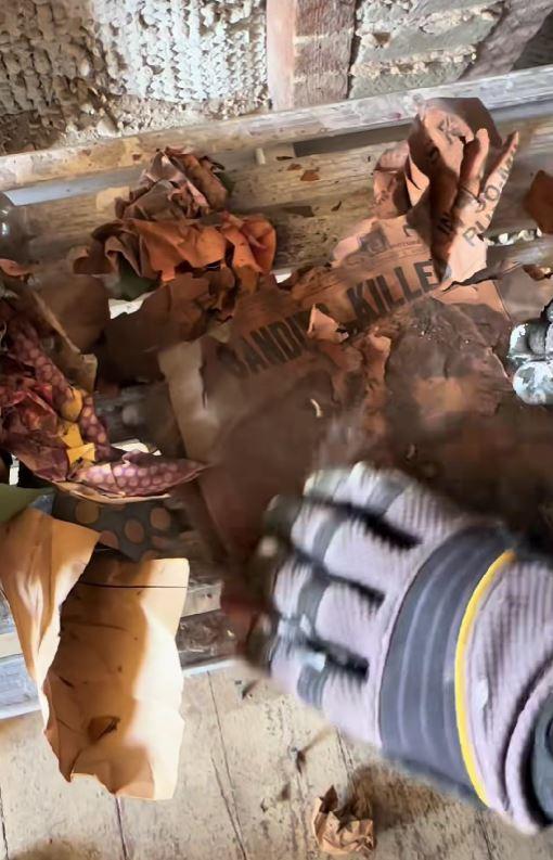 După un an de renovări, un cuplu a descoperit o colecţie bizară de obiecte ascunsă într-un perete al unei case vechi de 146 de ani 1041757