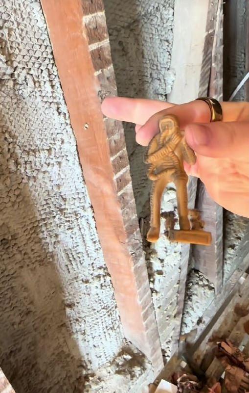 După un an de renovări, un cuplu a descoperit o colecţie bizară de obiecte ascunsă într-un perete al unei case vechi de 146 de ani 1041758