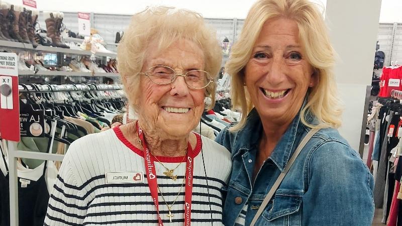 O femeie care încă muncea la 92 de ani ca să-și poată plăti facturile a primit donații de 70.000 de dolari și acum se poate pensiona 1041922