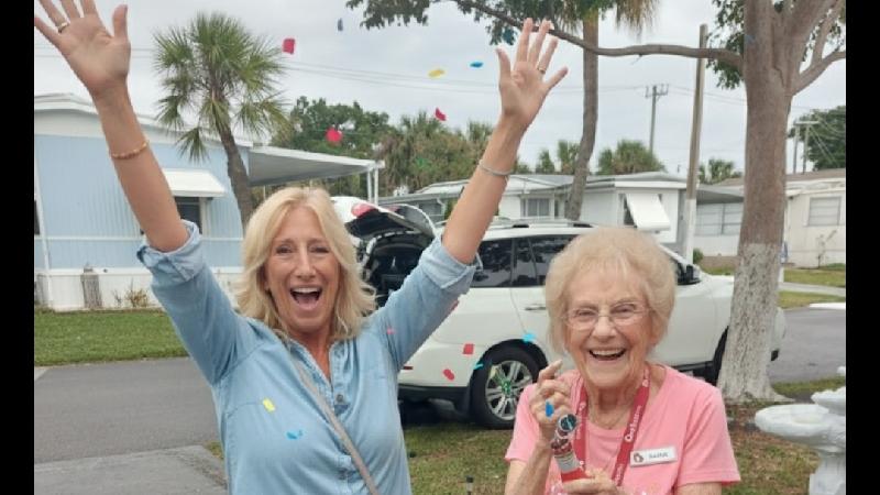 O femeie care încă muncea la 92 de ani ca să-și poată plăti facturile a primit donații de 70.000 de dolari și acum se poate pensiona 1041925