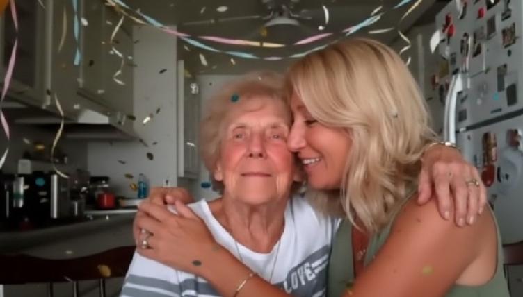 O femeie care încă muncea la 92 de ani ca să-și poată plăti facturile a primit donații de 70.000 de dolari și acum se poate pensiona 1041926