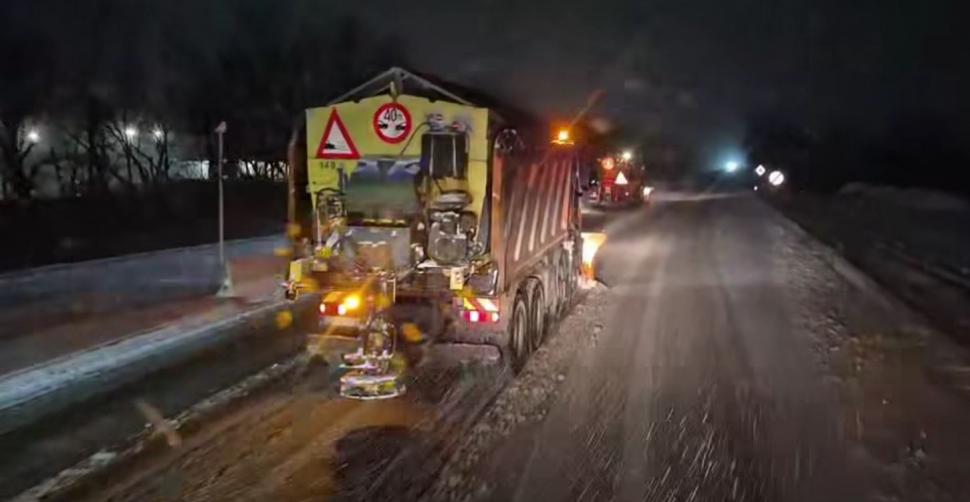 A nins abundent în Bucureşti şi în ţară. Drumarii au ieșit la dat zăpada pe A1 și A2. Șoferii se plâng că se acționează cu întârziere 1042728