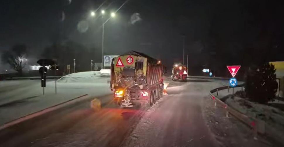 A nins abundent în Bucureşti şi în ţară. Drumarii au ieșit la dat zăpada pe A1 și A2. Șoferii se plâng că se acționează cu întârziere 1042730