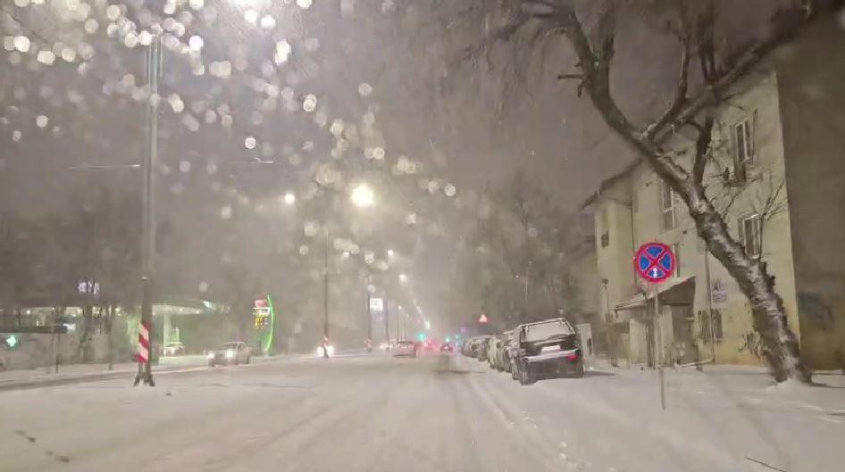 A nins abundent în Bucureşti şi în ţară. Drumarii au ieșit la dat zăpada pe A1 și A2. Șoferii se plâng că se acționează cu întârziere 1042731