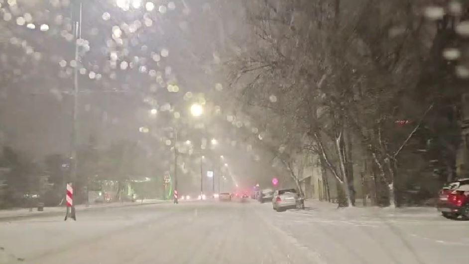 A nins abundent în Bucureşti şi în ţară. Drumarii au ieșit la dat zăpada pe A1 și A2. Șoferii se plâng că se acționează cu întârziere 1042732