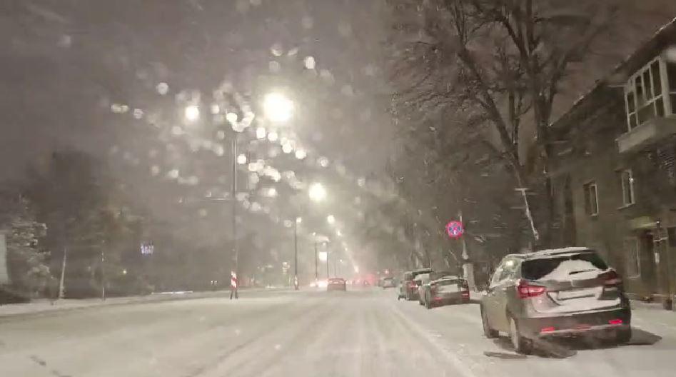 A nins abundent în Bucureşti şi în ţară. Drumarii au ieșit la dat zăpada pe A1 și A2. Șoferii se plâng că se acționează cu întârziere 1042733