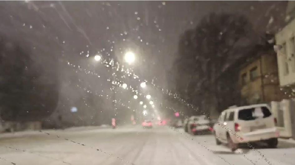 A nins abundent în Bucureşti şi în ţară. Drumarii au ieșit la dat zăpada pe A1 și A2. Șoferii se plâng că se acționează cu întârziere 1042734