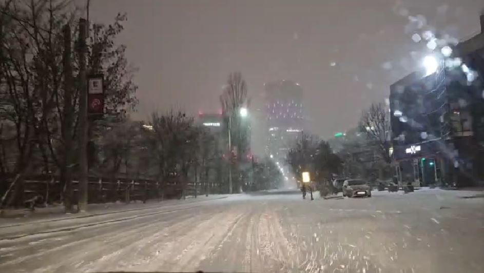 A nins abundent în Bucureşti şi în ţară. Drumarii au ieșit la dat zăpada pe A1 și A2. Șoferii se plâng că se acționează cu întârziere 1042736