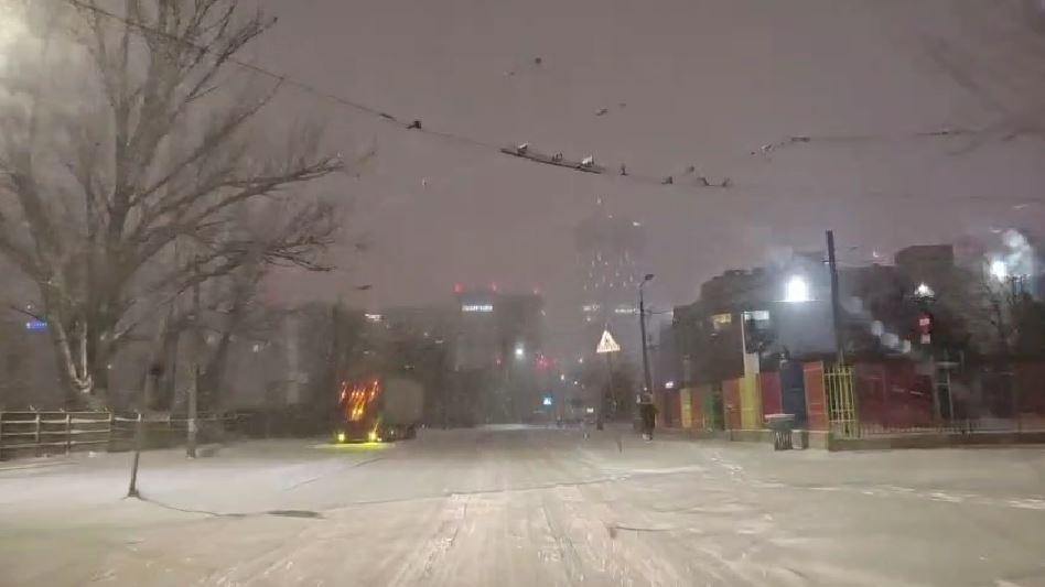 A nins abundent în Bucureşti şi în ţară. Drumarii au ieșit la dat zăpada pe A1 și A2. Șoferii se plâng că se acționează cu întârziere 1042737