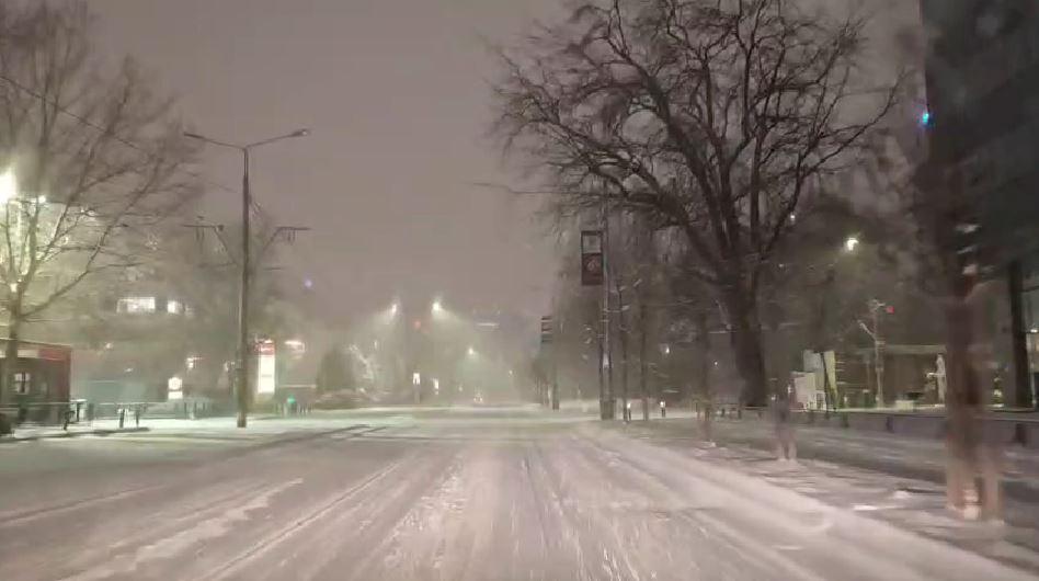 A nins abundent în Bucureşti şi în ţară. Drumarii au ieșit la dat zăpada pe A1 și A2. Șoferii se plâng că se acționează cu întârziere 1042738