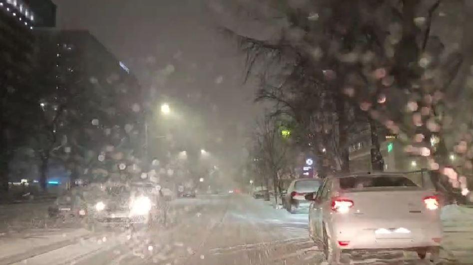 A nins abundent în Bucureşti şi în ţară. Drumarii au ieșit la dat zăpada pe A1 și A2. Șoferii se plâng că se acționează cu întârziere 1042741