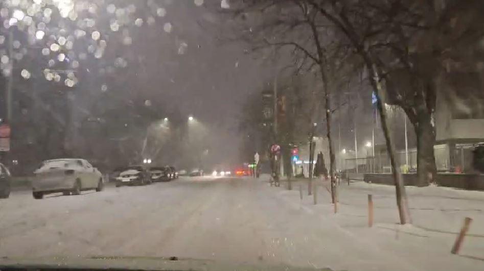 A nins abundent în Bucureşti şi în ţară. Drumarii au ieșit la dat zăpada pe A1 și A2. Șoferii se plâng că se acționează cu întârziere 1042742