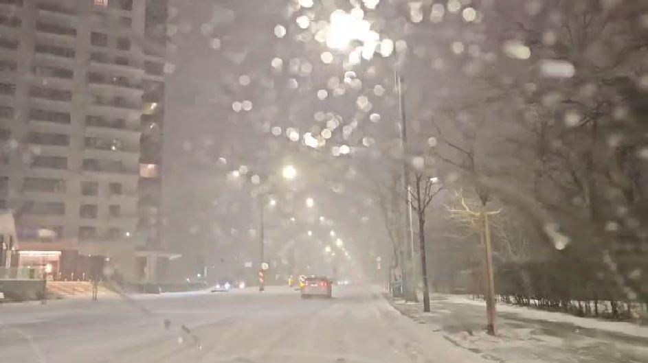 A nins abundent în Bucureşti şi în ţară. Drumarii au ieșit la dat zăpada pe A1 și A2. Șoferii se plâng că se acționează cu întârziere 1042743