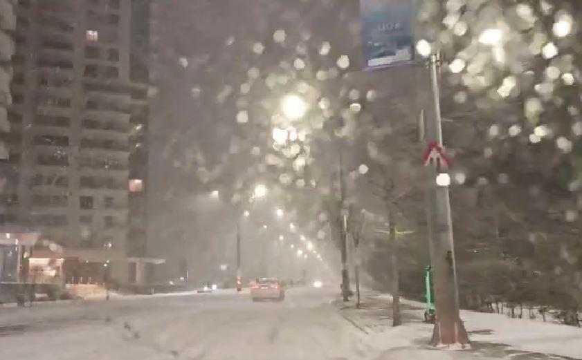 A nins abundent în Bucureşti şi în ţară. Drumarii au ieșit la dat zăpada pe A1 și A2. Șoferii se plâng că se acționează cu întârziere 1042744