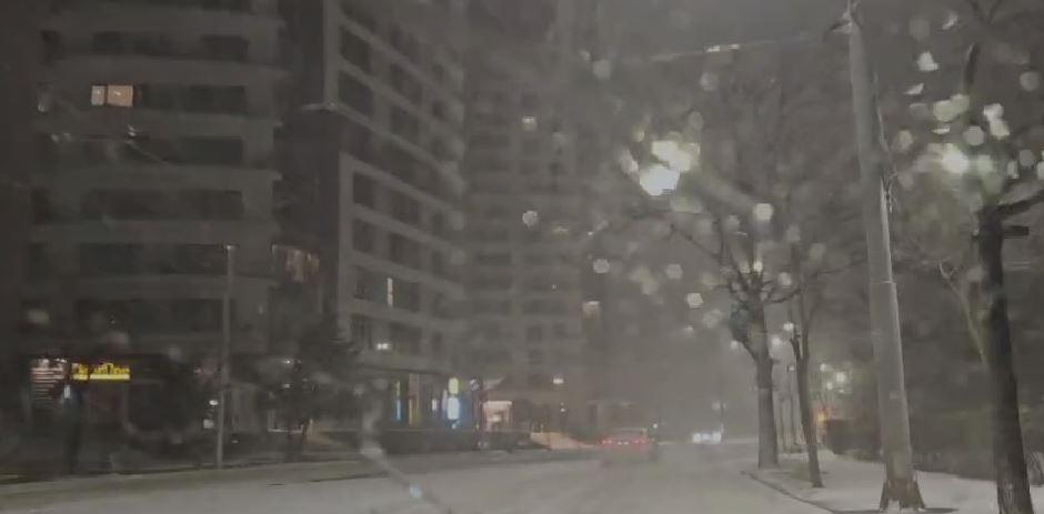 A nins abundent în Bucureşti şi în ţară. Drumarii au ieșit la dat zăpada pe A1 și A2. Șoferii se plâng că se acționează cu întârziere 1042745