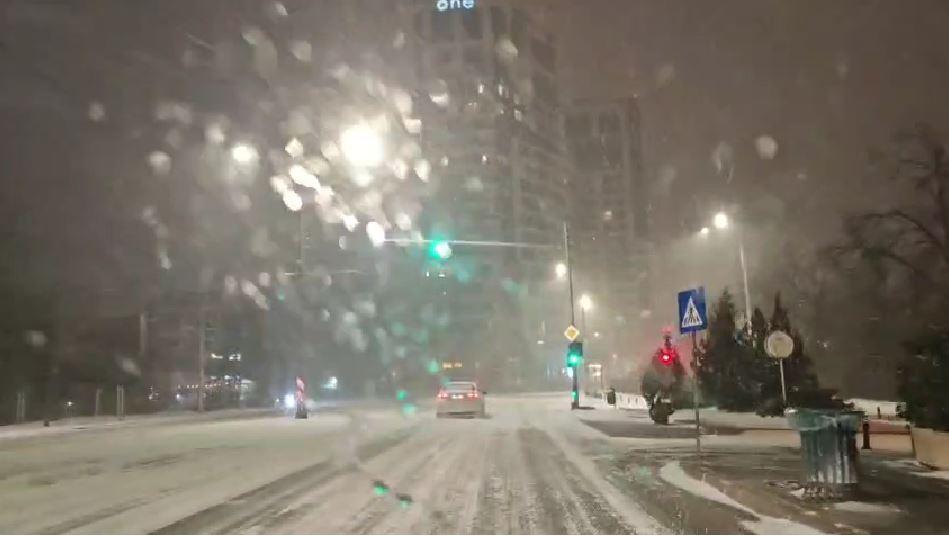 A nins abundent în Bucureşti şi în ţară. Drumarii au ieșit la dat zăpada pe A1 și A2. Șoferii se plâng că se acționează cu întârziere 1042747