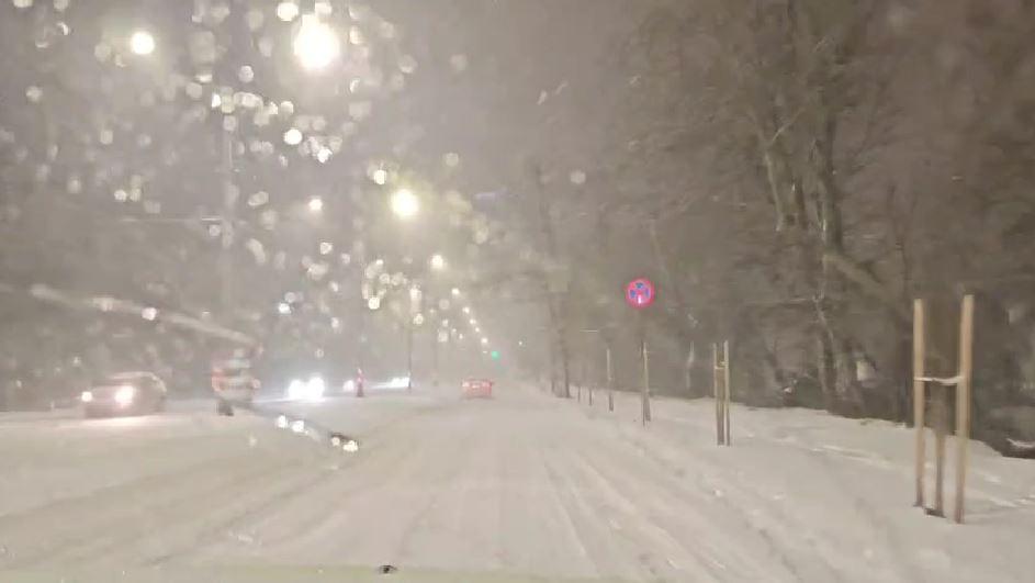 A nins abundent în Bucureşti şi în ţară. Drumarii au ieșit la dat zăpada pe A1 și A2. Șoferii se plâng că se acționează cu întârziere 1042749